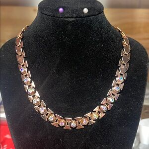 Elegant Gold Necklace with Iridescent Accents